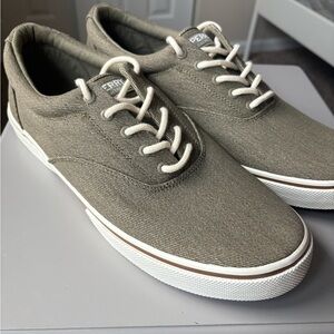 NWOT Sperry Halyard CVO Sneaker